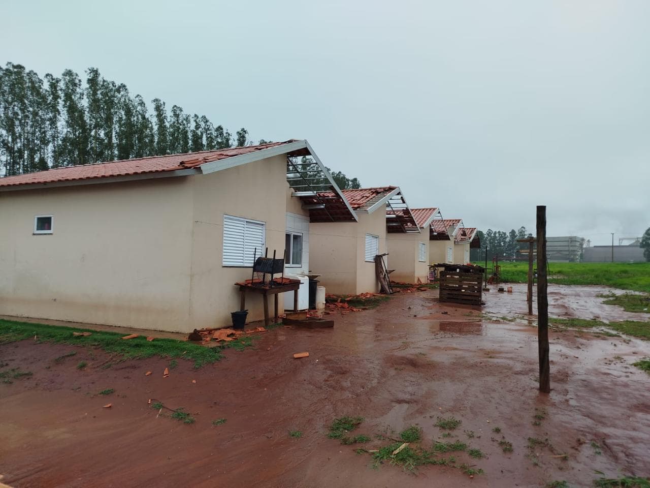 Prefeitura mobiliza equipes para atendimento após temporal em Caarapó