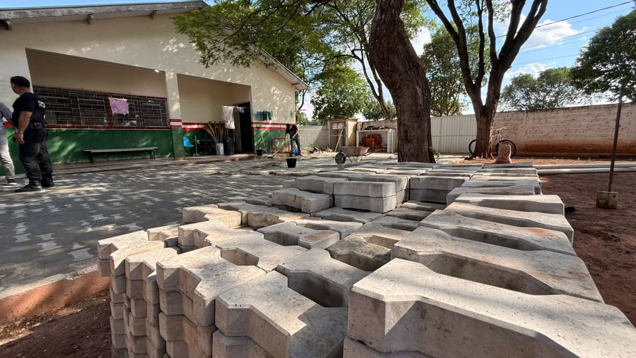 Escola Municipal Rui Barbosa recebe calçada com pavers produzidos no Estabelecimento Penal de Caarapó